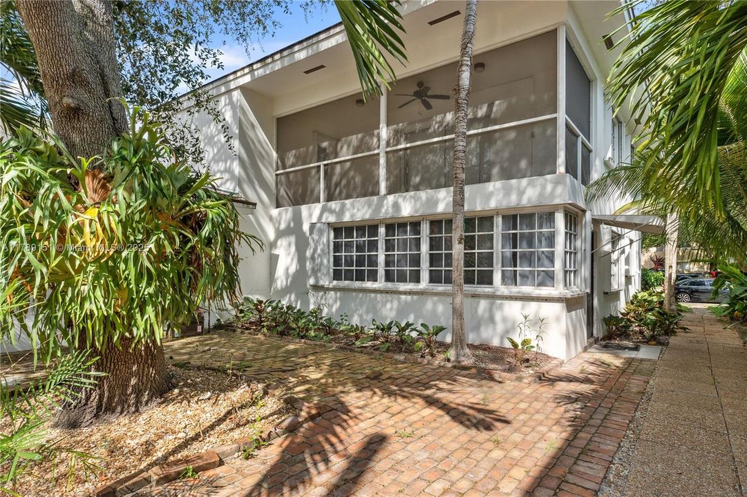 Recently Rented: $3,450 (2 beds, 1 baths, 1350 Square Feet)