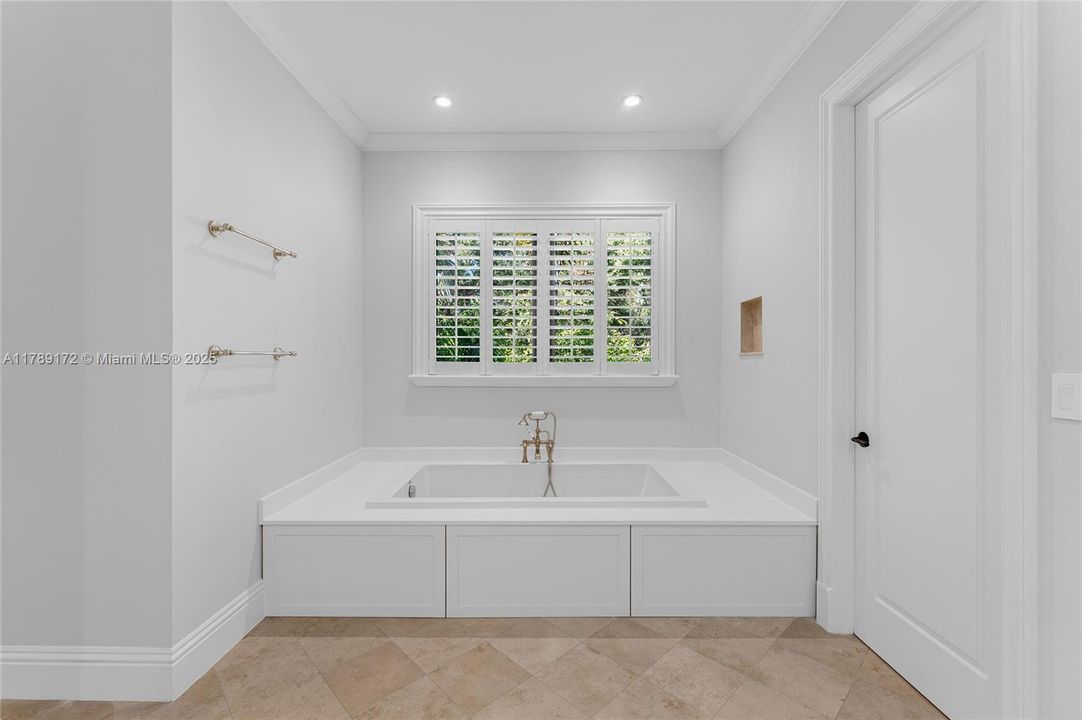 Activo con contrato: $3,980,000 (5 camas, 5 baños, 4602 Pies cuadrados)