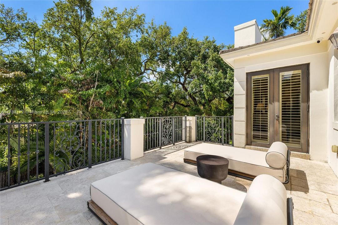 Activo con contrato: $3,980,000 (5 camas, 5 baños, 4602 Pies cuadrados)