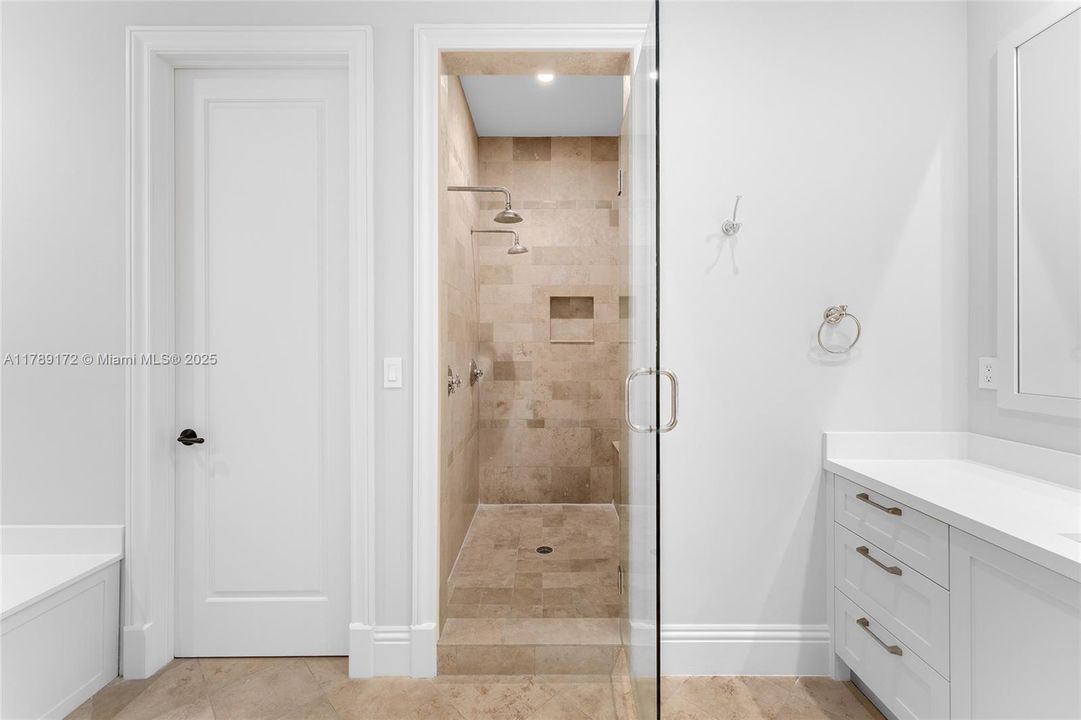 Activo con contrato: $3,980,000 (5 camas, 5 baños, 4602 Pies cuadrados)