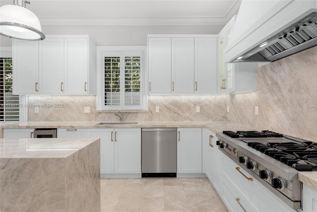 Activo con contrato: $3,980,000 (5 camas, 5 baños, 4602 Pies cuadrados)