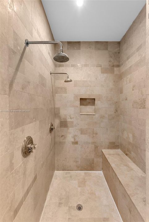 Activo con contrato: $3,980,000 (5 camas, 5 baños, 4602 Pies cuadrados)