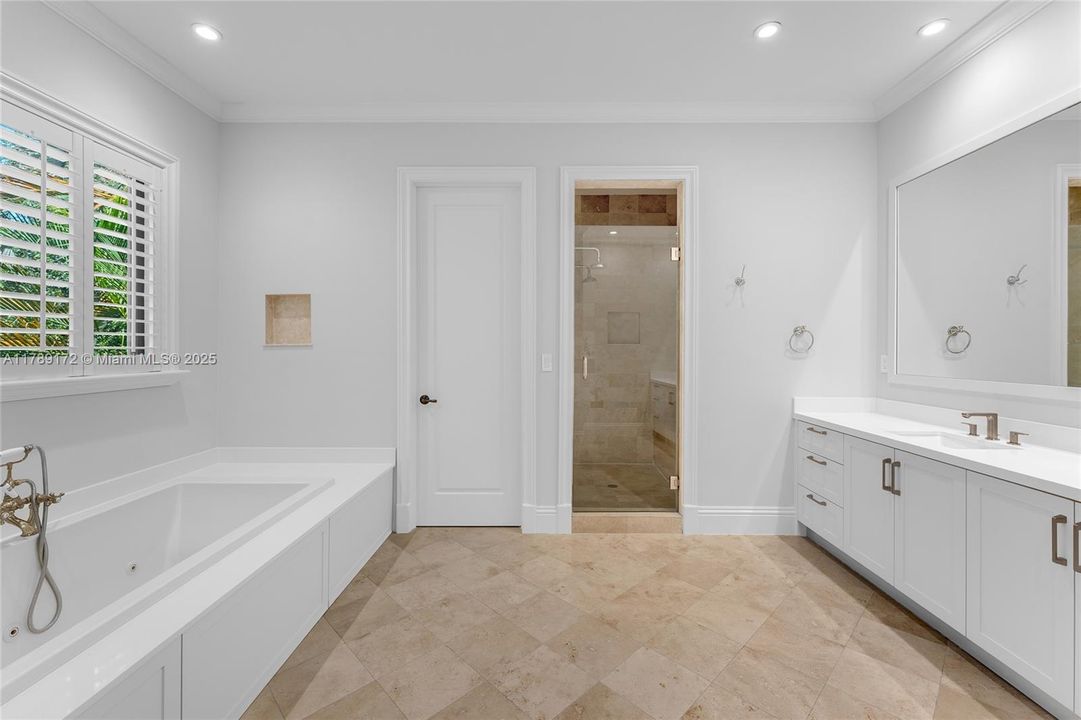 Activo con contrato: $3,980,000 (5 camas, 5 baños, 4602 Pies cuadrados)