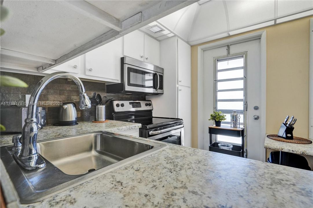 For Sale: $199,900 (2 beds, 2 baths, 1100 Square Feet)