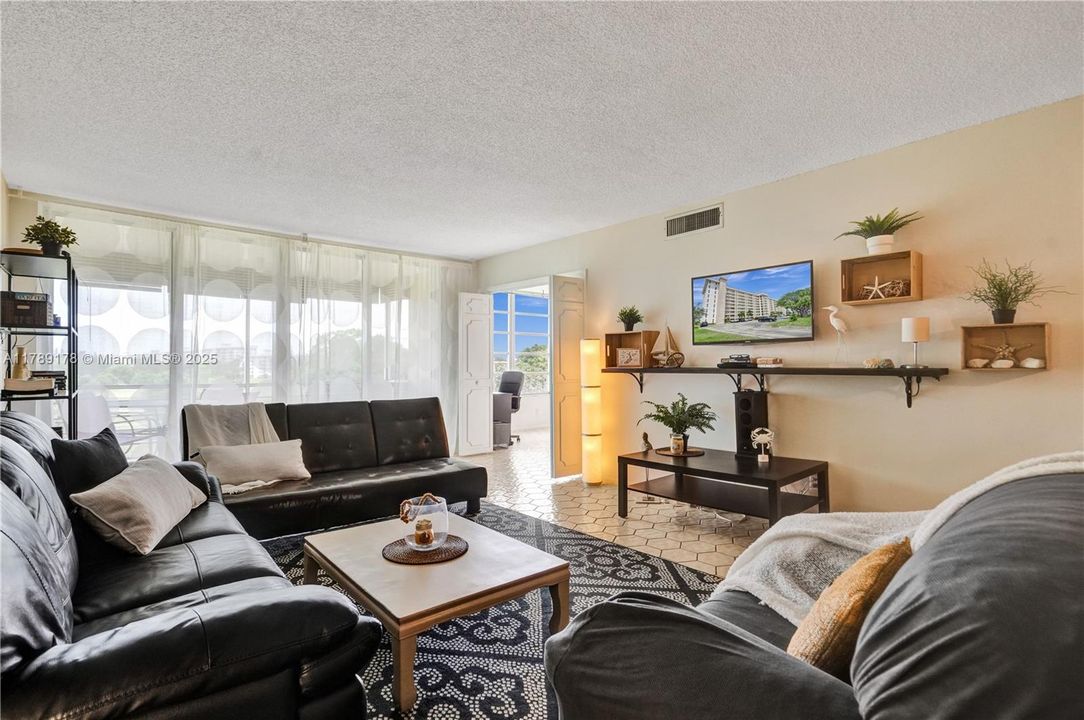 For Sale: $199,900 (2 beds, 2 baths, 1100 Square Feet)