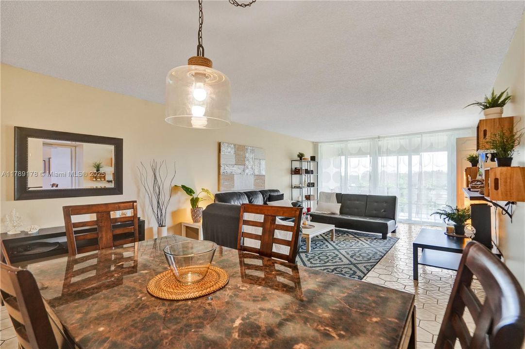 For Sale: $199,900 (2 beds, 2 baths, 1100 Square Feet)