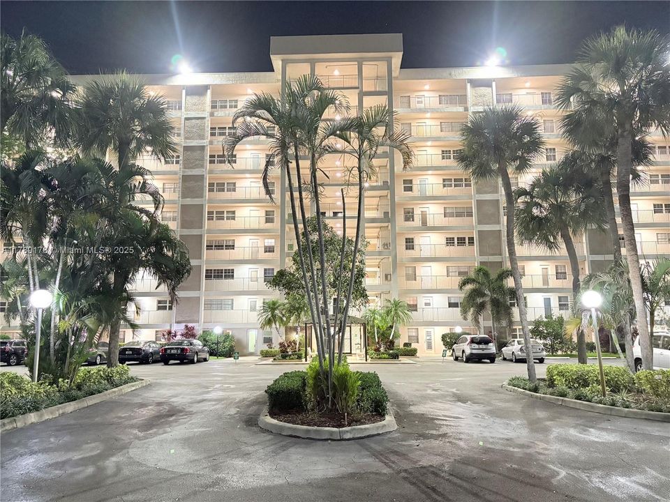 For Sale: $199,900 (2 beds, 2 baths, 1100 Square Feet)