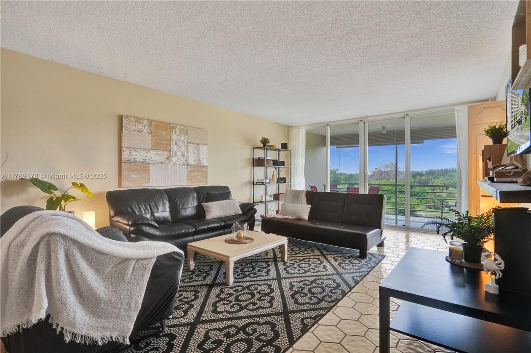 For Sale: $199,900 (2 beds, 2 baths, 1100 Square Feet)