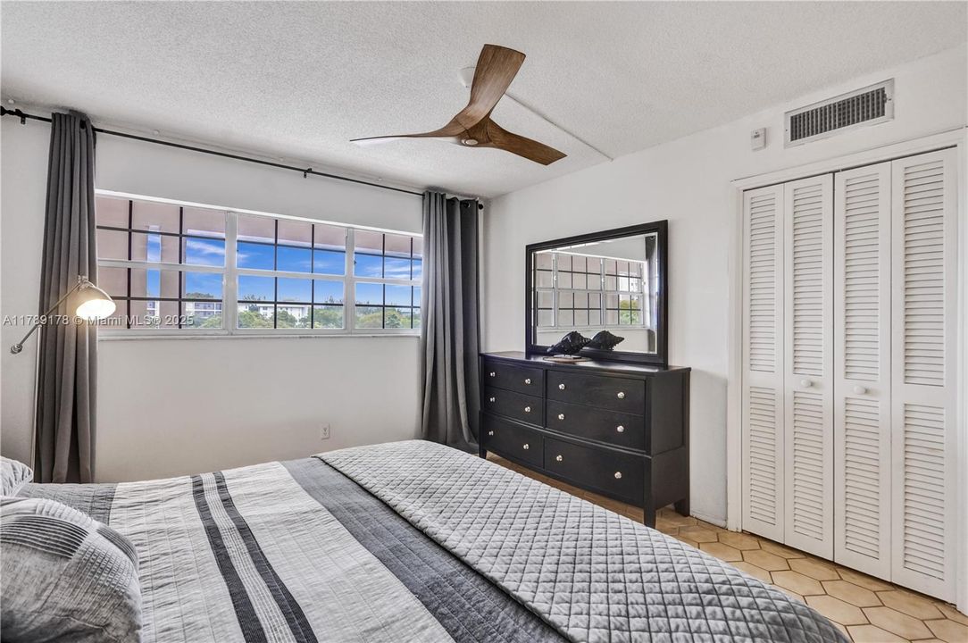 For Sale: $199,900 (2 beds, 2 baths, 1100 Square Feet)