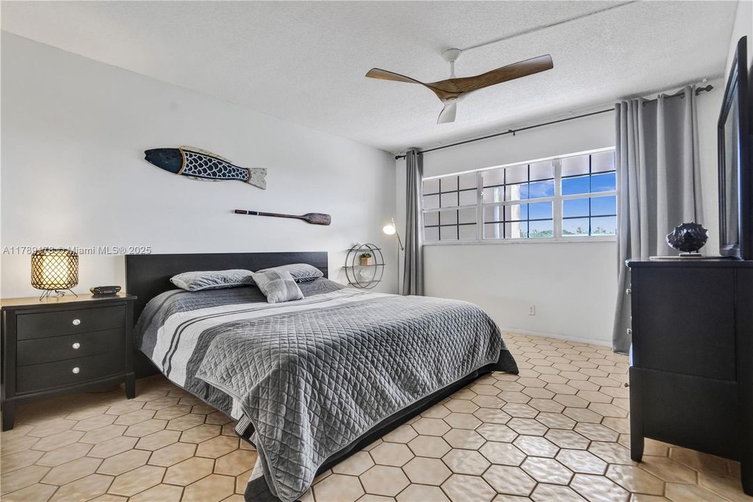 For Sale: $199,900 (2 beds, 2 baths, 1100 Square Feet)