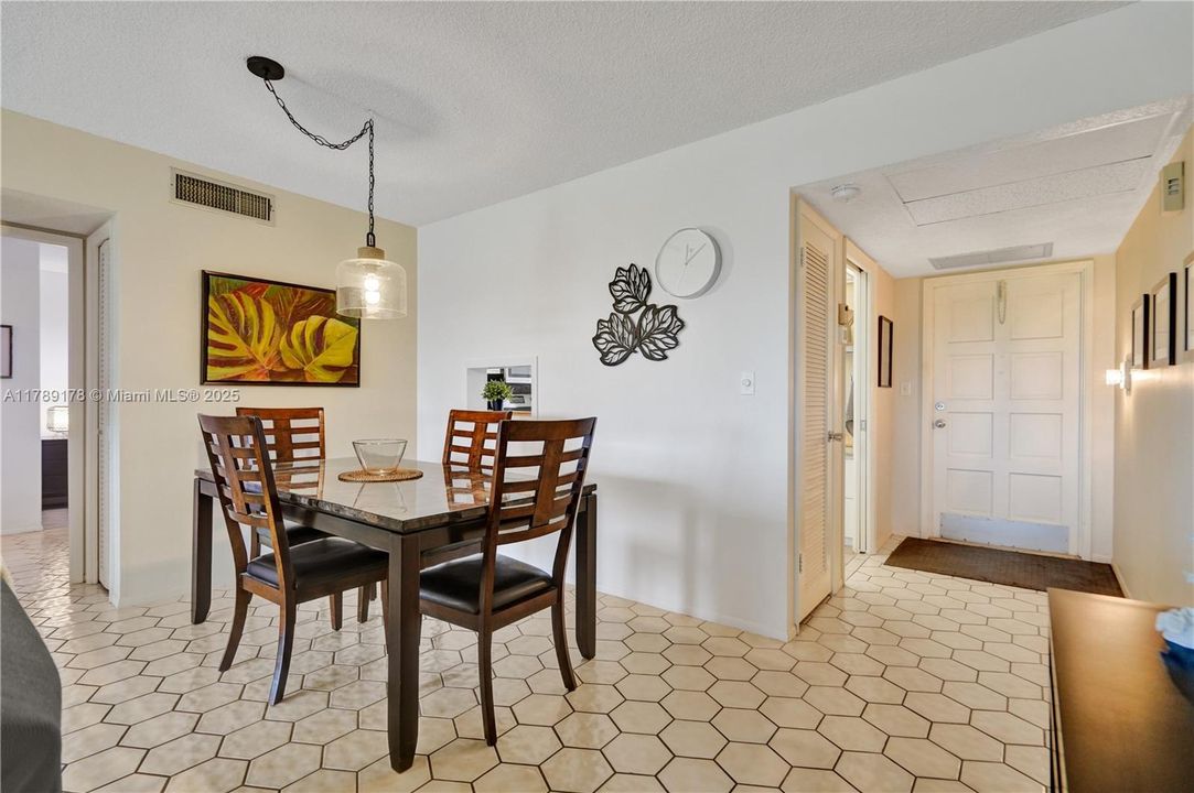 For Sale: $199,900 (2 beds, 2 baths, 1100 Square Feet)