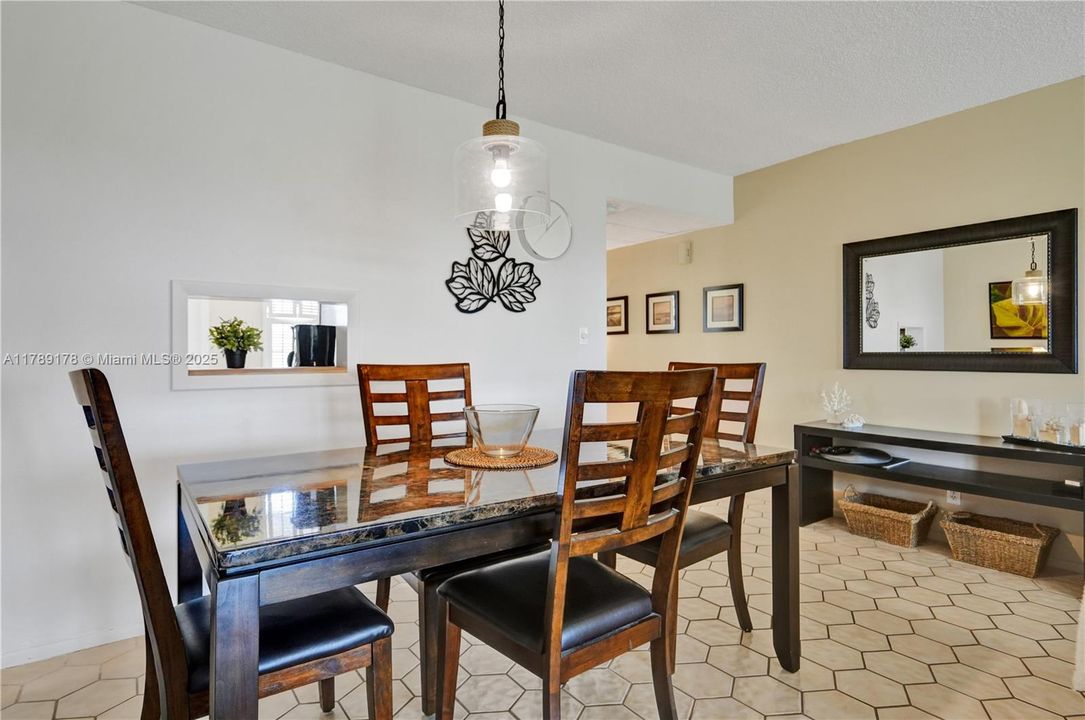 For Sale: $199,900 (2 beds, 2 baths, 1100 Square Feet)