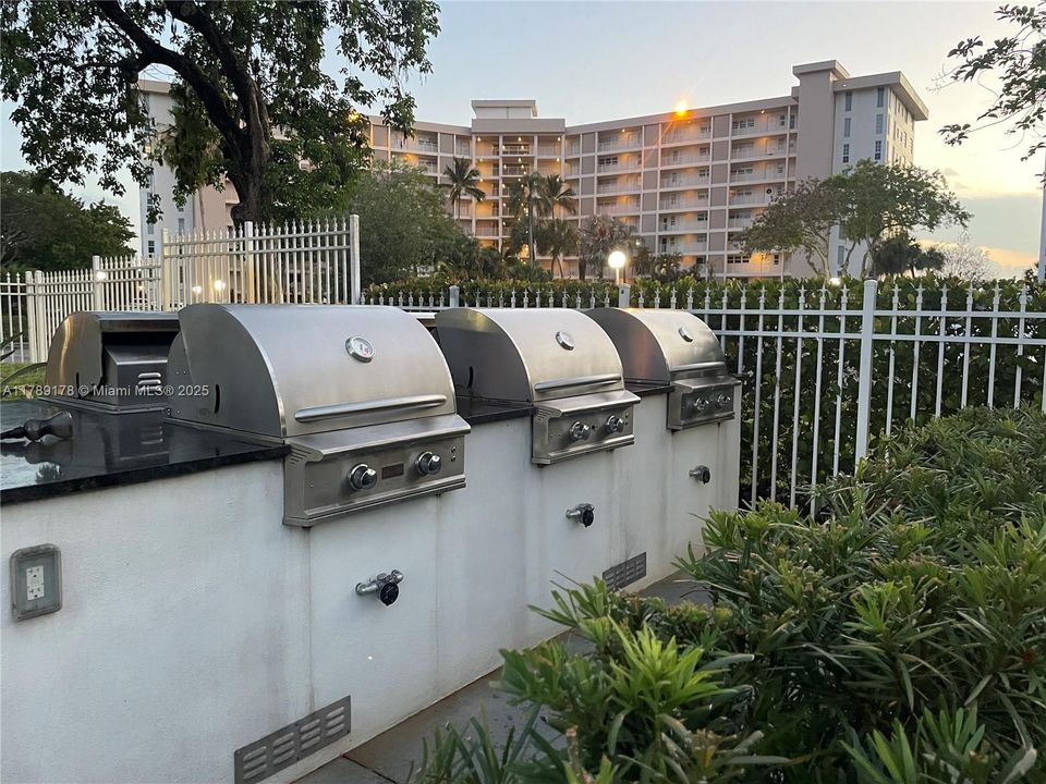 For Sale: $199,900 (2 beds, 2 baths, 1100 Square Feet)