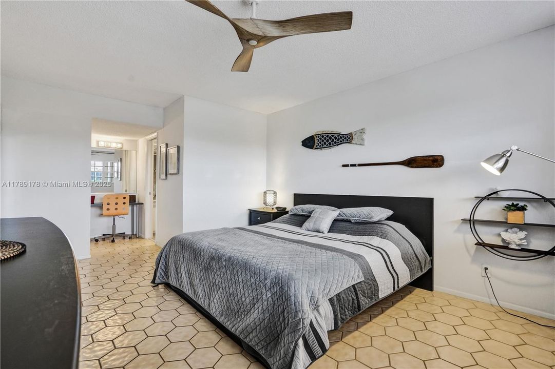 For Sale: $199,900 (2 beds, 2 baths, 1100 Square Feet)