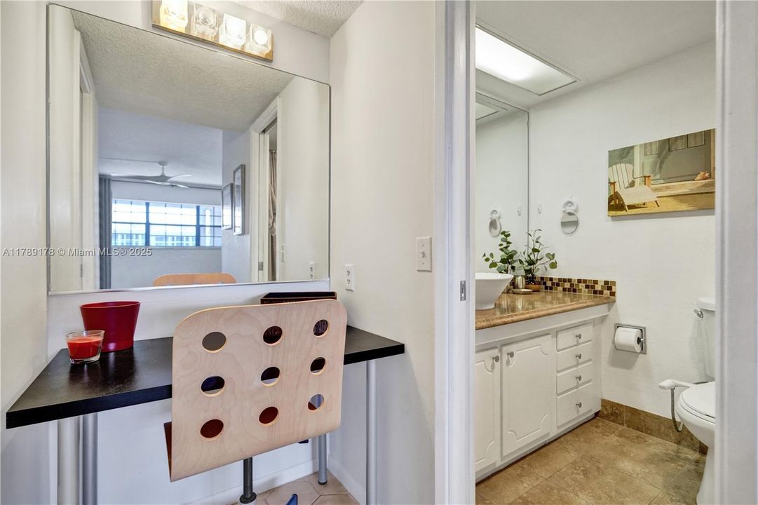 For Sale: $199,900 (2 beds, 2 baths, 1100 Square Feet)