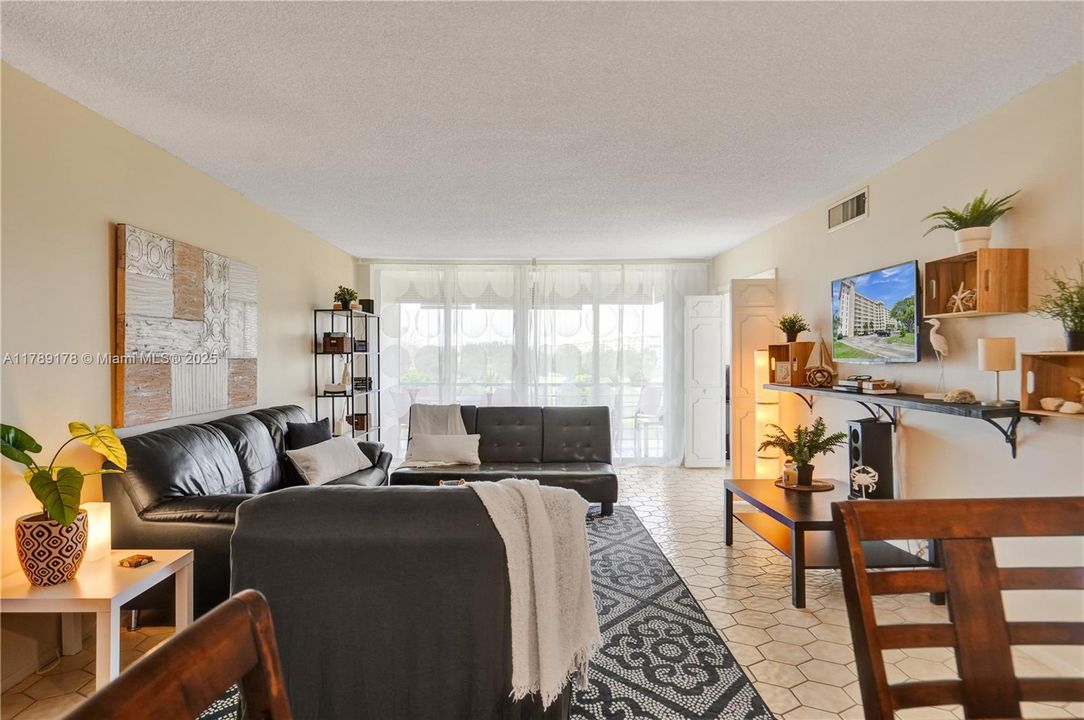 For Sale: $199,900 (2 beds, 2 baths, 1100 Square Feet)