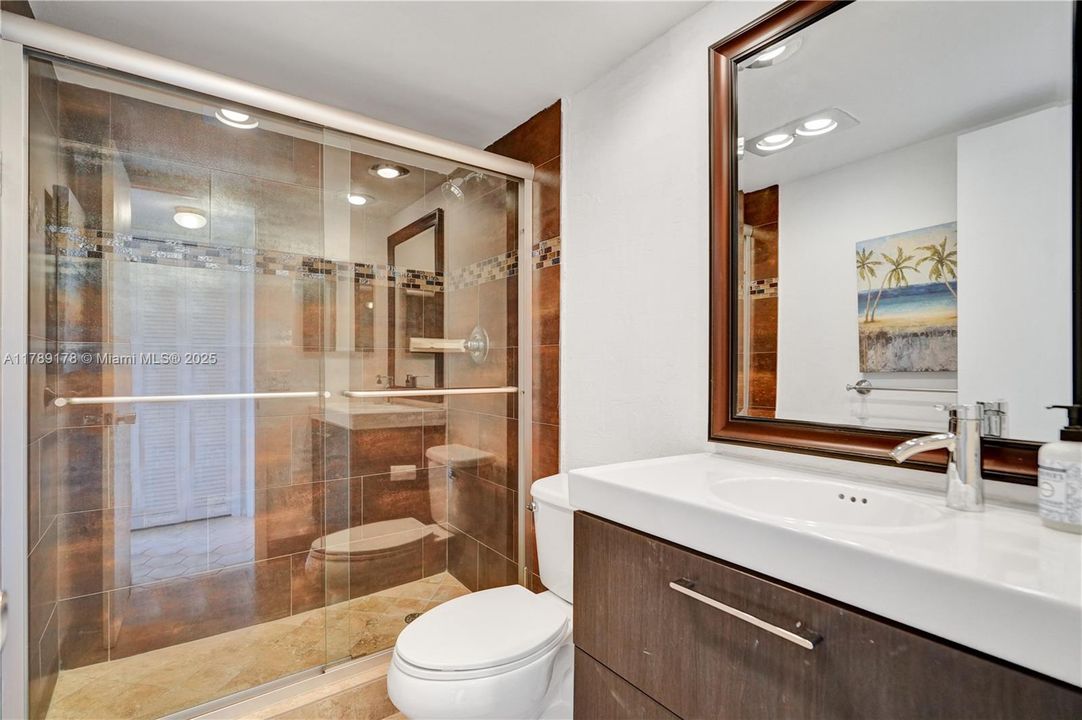 For Sale: $199,900 (2 beds, 2 baths, 1100 Square Feet)