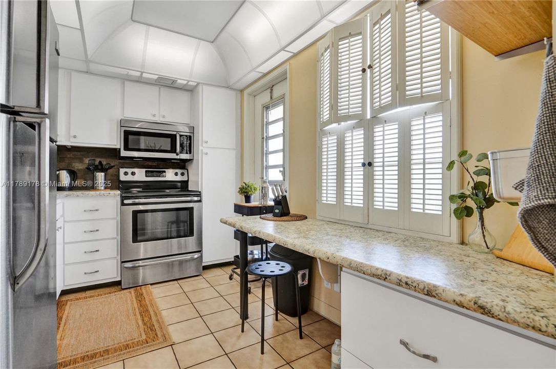 For Sale: $199,900 (2 beds, 2 baths, 1100 Square Feet)