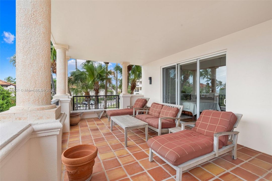 最近售出: $3,499,000 (2 贝兹, 2 浴室, 1875 平方英尺)