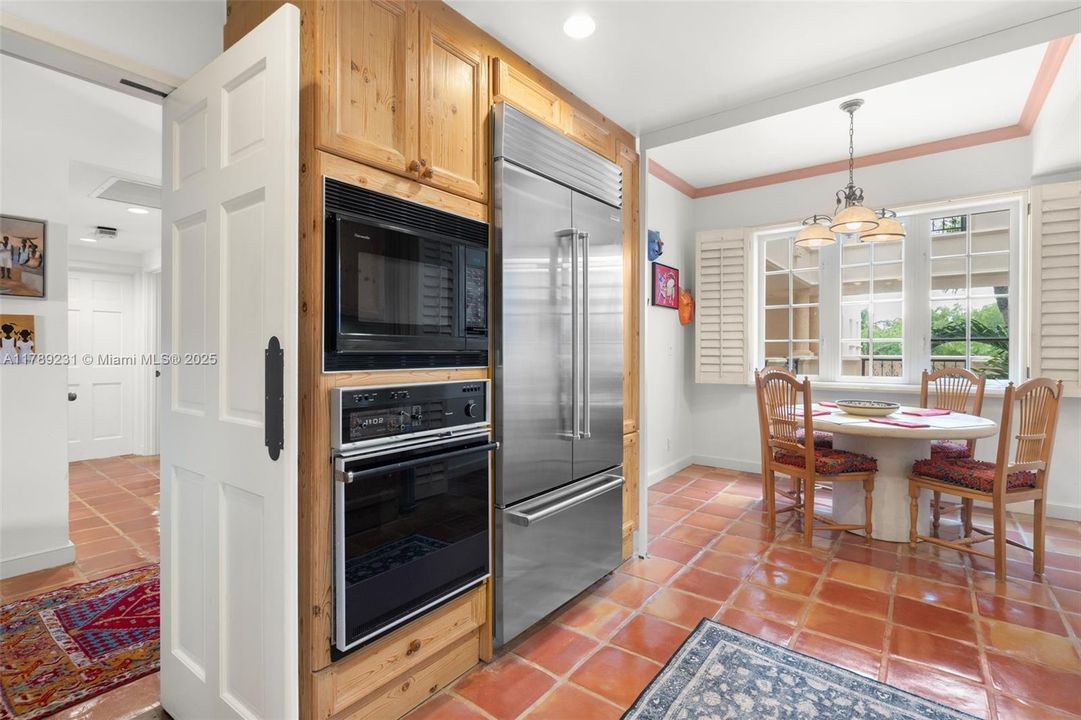 最近售出: $3,499,000 (2 贝兹, 2 浴室, 1875 平方英尺)