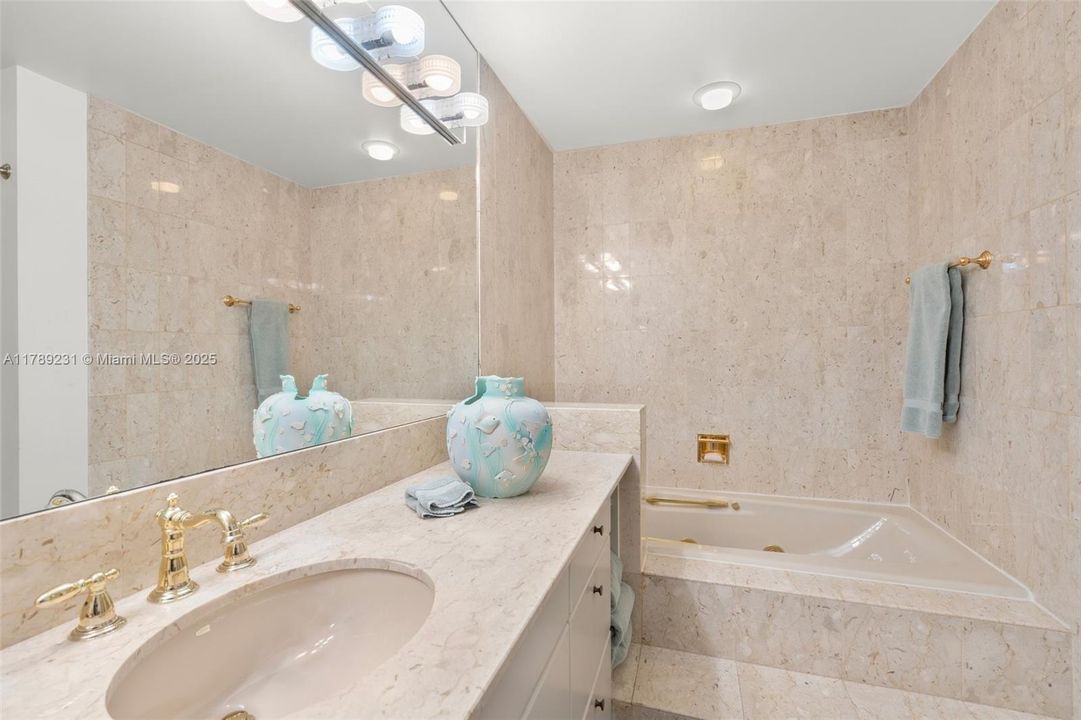 最近售出: $3,499,000 (2 贝兹, 2 浴室, 1875 平方英尺)