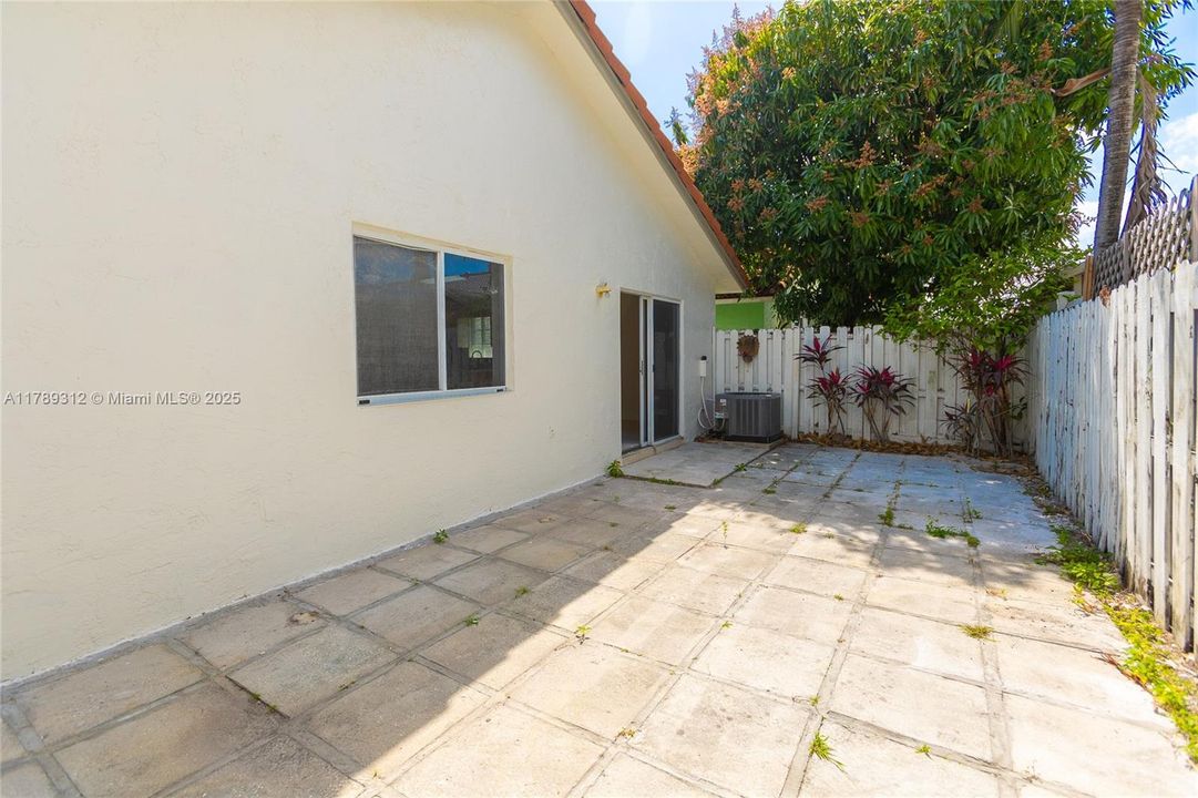 Recently Rented: $2,600 (2 beds, 1 baths, 1226 Square Feet)