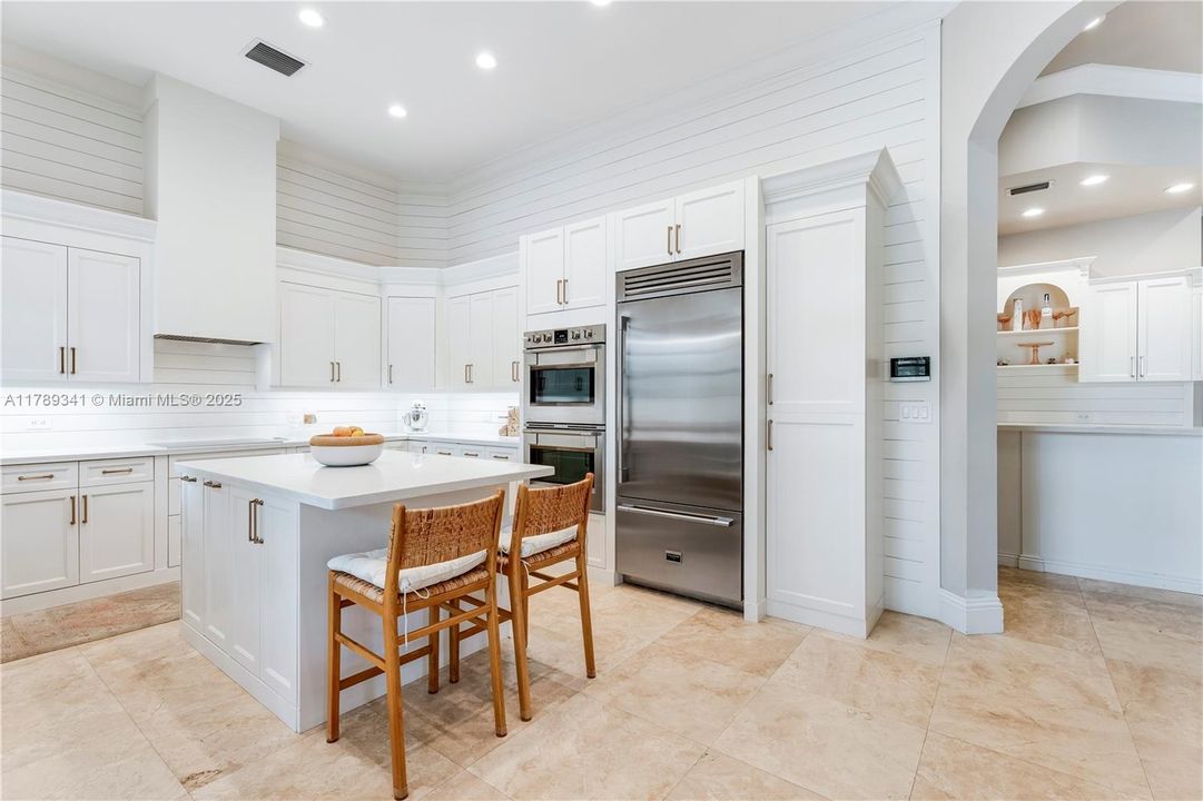 Recently Sold: $3,000,000 (6 beds, 4 baths, 4170 Square Feet)