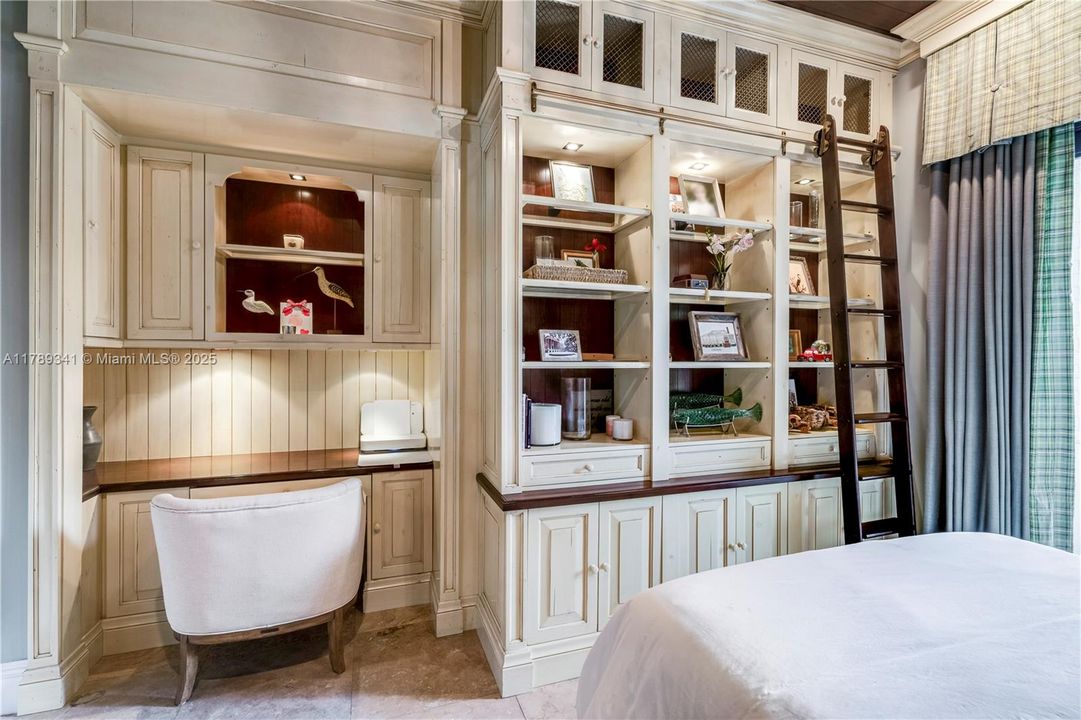 Recently Sold: $3,000,000 (6 beds, 4 baths, 4170 Square Feet)