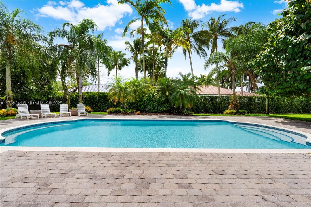 Recently Sold: $3,000,000 (6 beds, 4 baths, 4170 Square Feet)