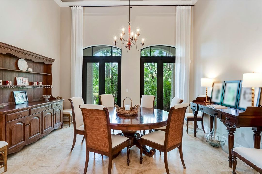 Recently Sold: $3,000,000 (6 beds, 4 baths, 4170 Square Feet)