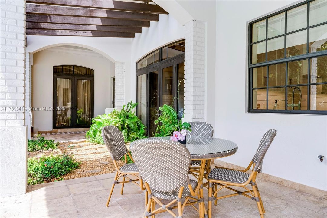 Recently Sold: $3,000,000 (6 beds, 4 baths, 4170 Square Feet)