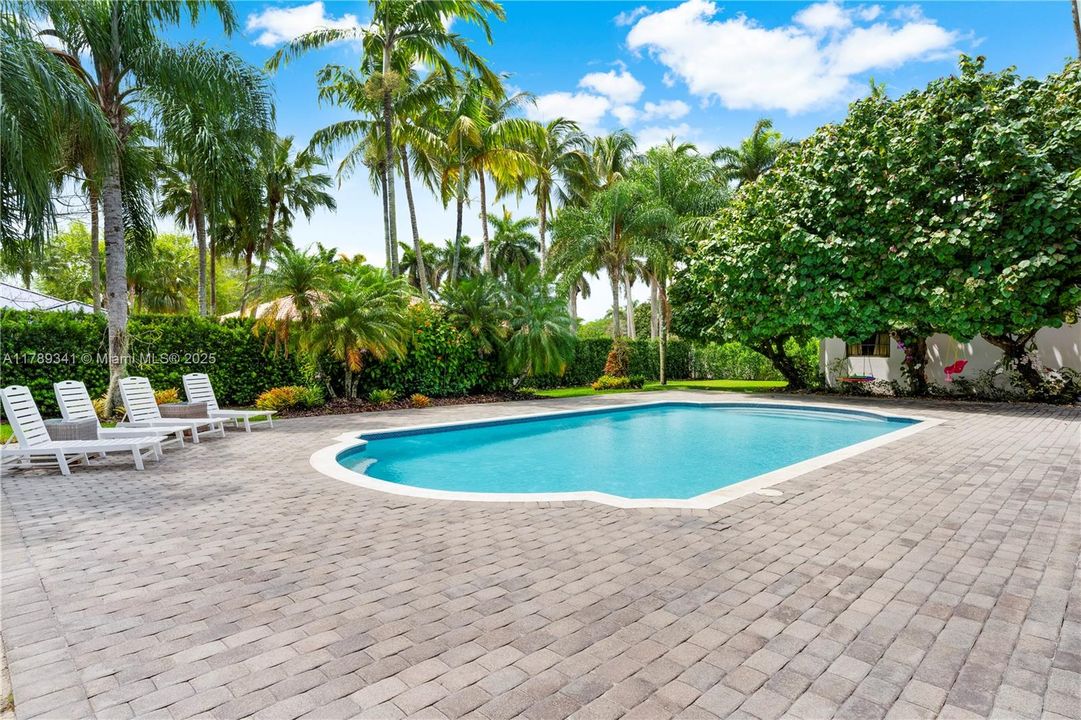 Recently Sold: $3,000,000 (6 beds, 4 baths, 4170 Square Feet)