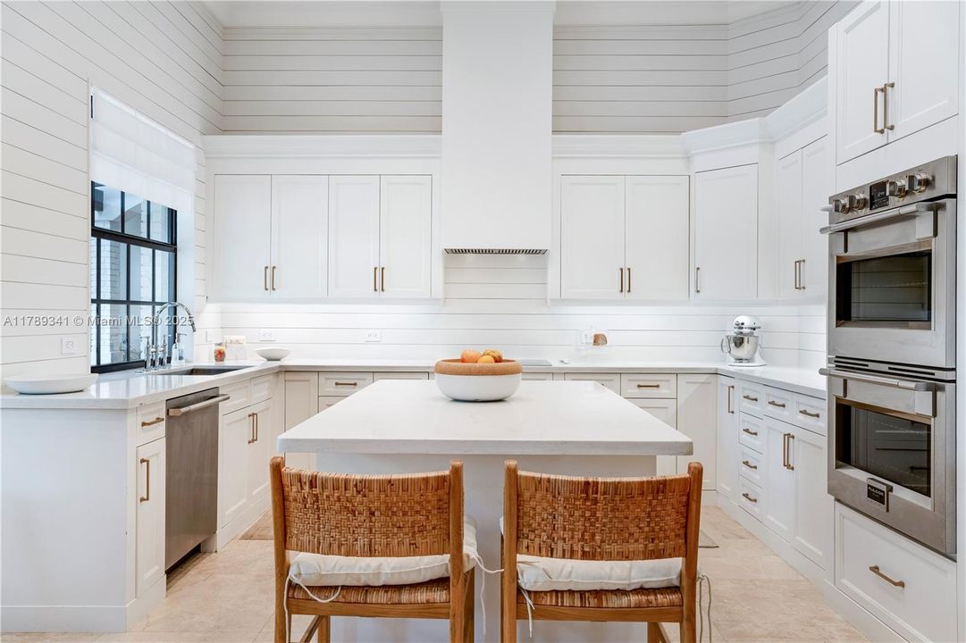 Recently Sold: $3,000,000 (6 beds, 4 baths, 4170 Square Feet)