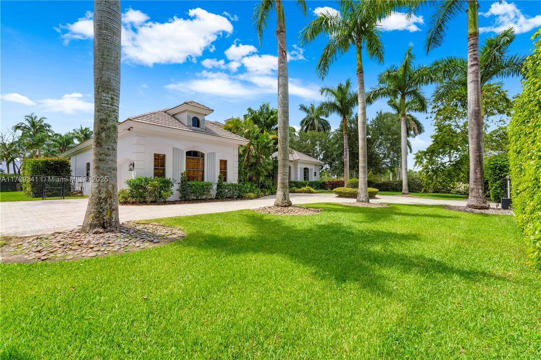 Recently Sold: $3,000,000 (6 beds, 4 baths, 4170 Square Feet)