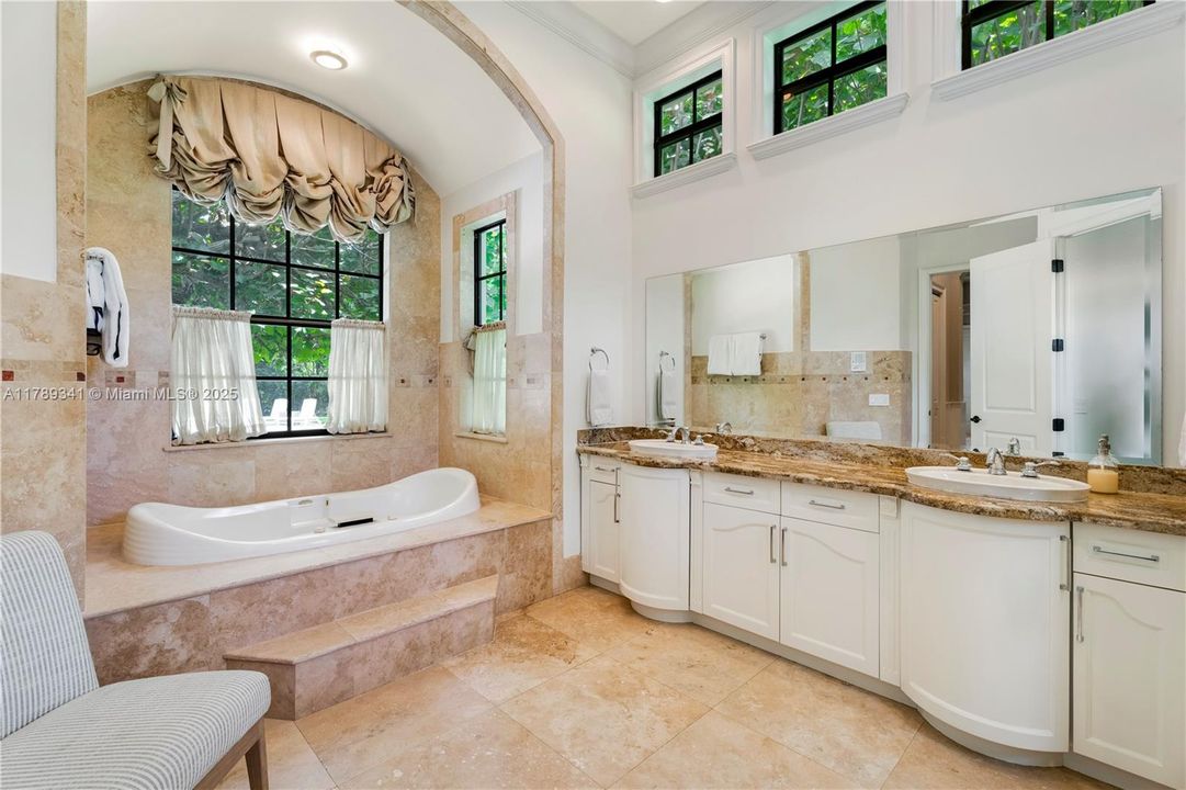 Recently Sold: $3,000,000 (6 beds, 4 baths, 4170 Square Feet)