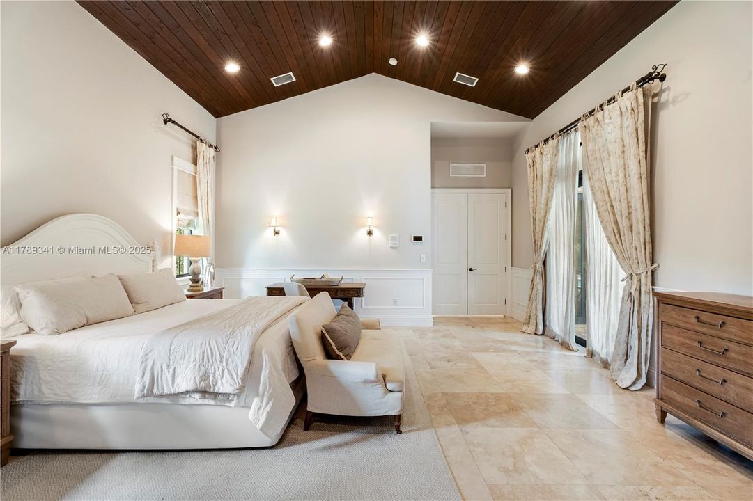 Recently Sold: $3,000,000 (6 beds, 4 baths, 4170 Square Feet)