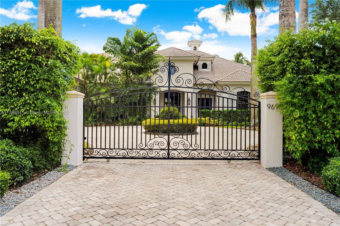 Recently Sold: $3,000,000 (6 beds, 4 baths, 4170 Square Feet)