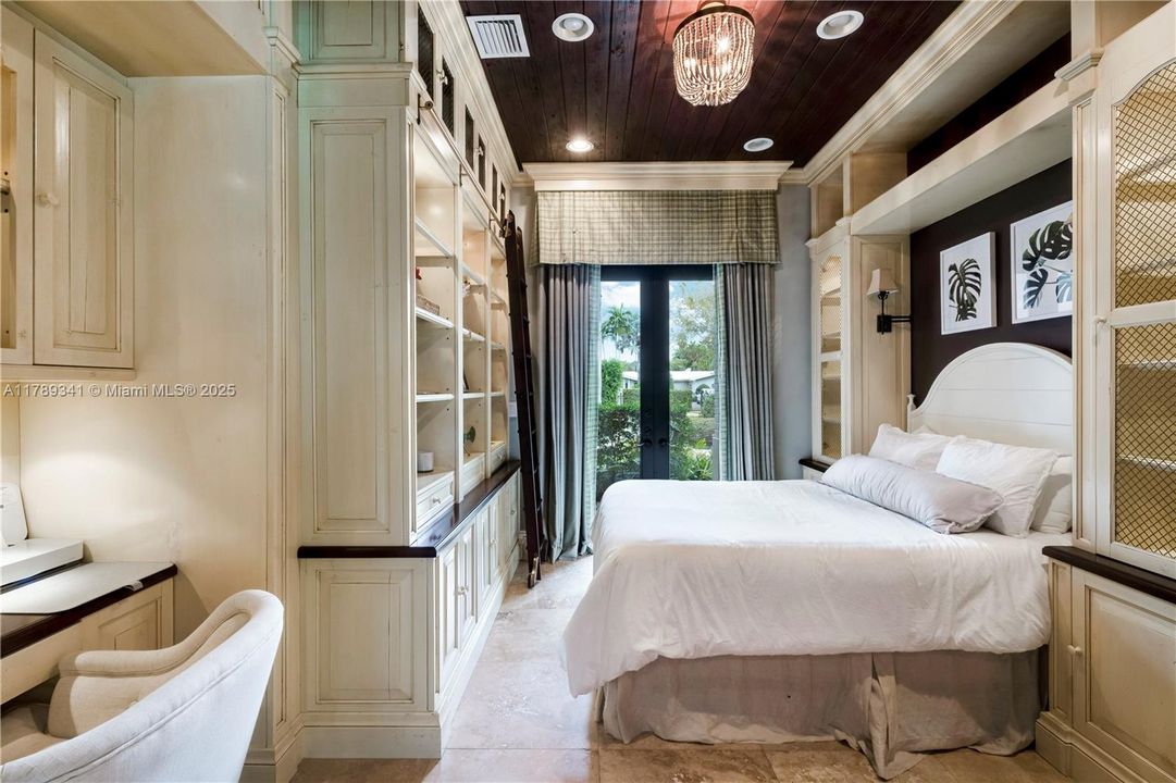 Recently Sold: $3,000,000 (6 beds, 4 baths, 4170 Square Feet)