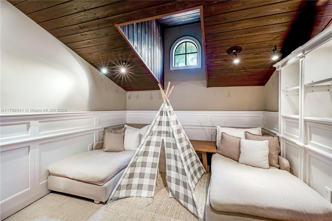 Recently Sold: $3,000,000 (6 beds, 4 baths, 4170 Square Feet)