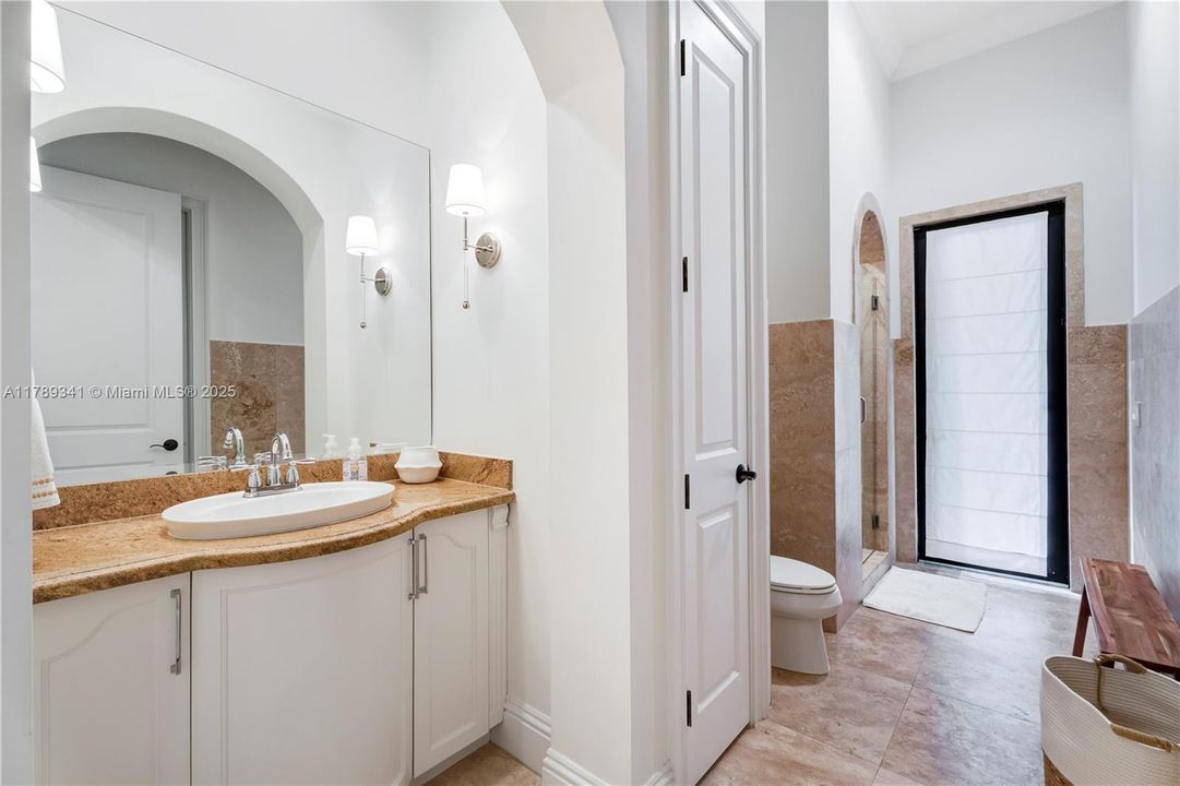 Recently Sold: $3,000,000 (6 beds, 4 baths, 4170 Square Feet)