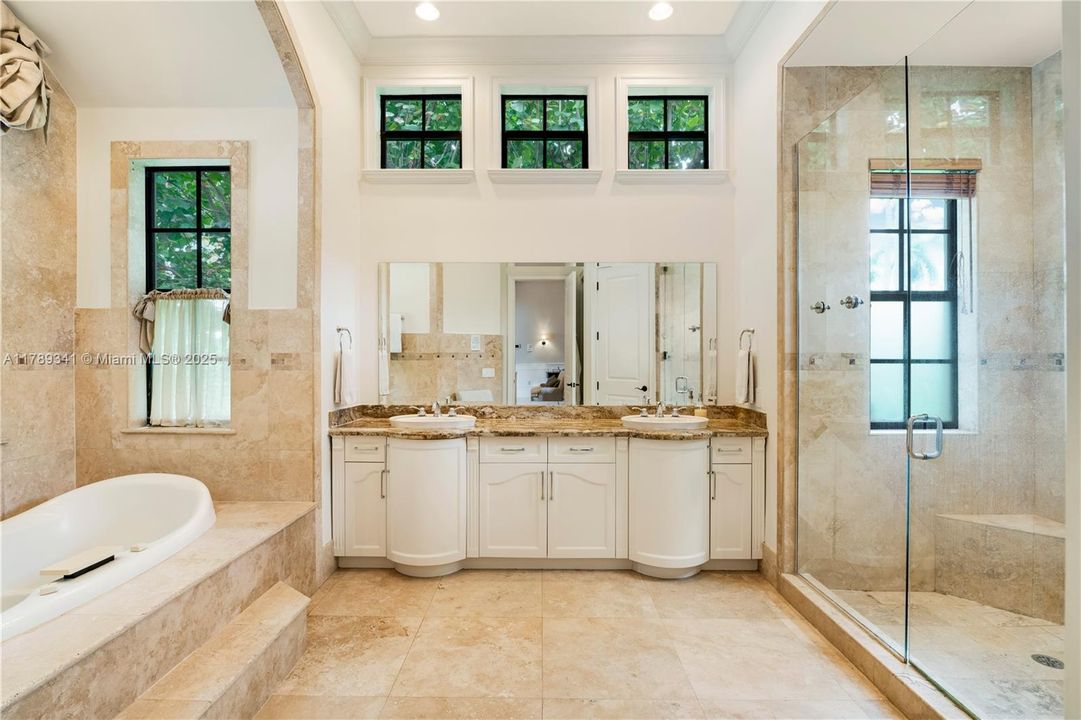 Recently Sold: $3,000,000 (6 beds, 4 baths, 4170 Square Feet)