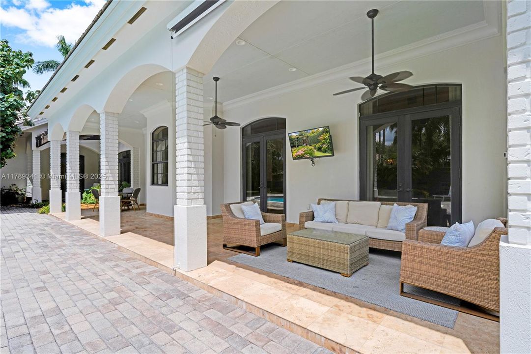 Recently Sold: $3,000,000 (6 beds, 4 baths, 4170 Square Feet)