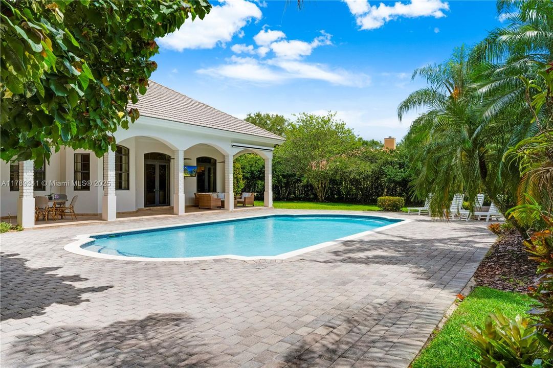 Recently Sold: $3,000,000 (6 beds, 4 baths, 4170 Square Feet)