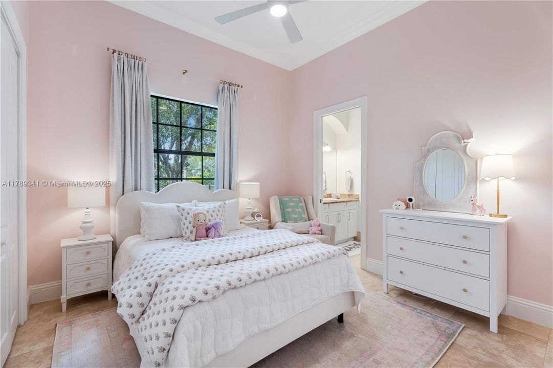 Recently Sold: $3,000,000 (6 beds, 4 baths, 4170 Square Feet)