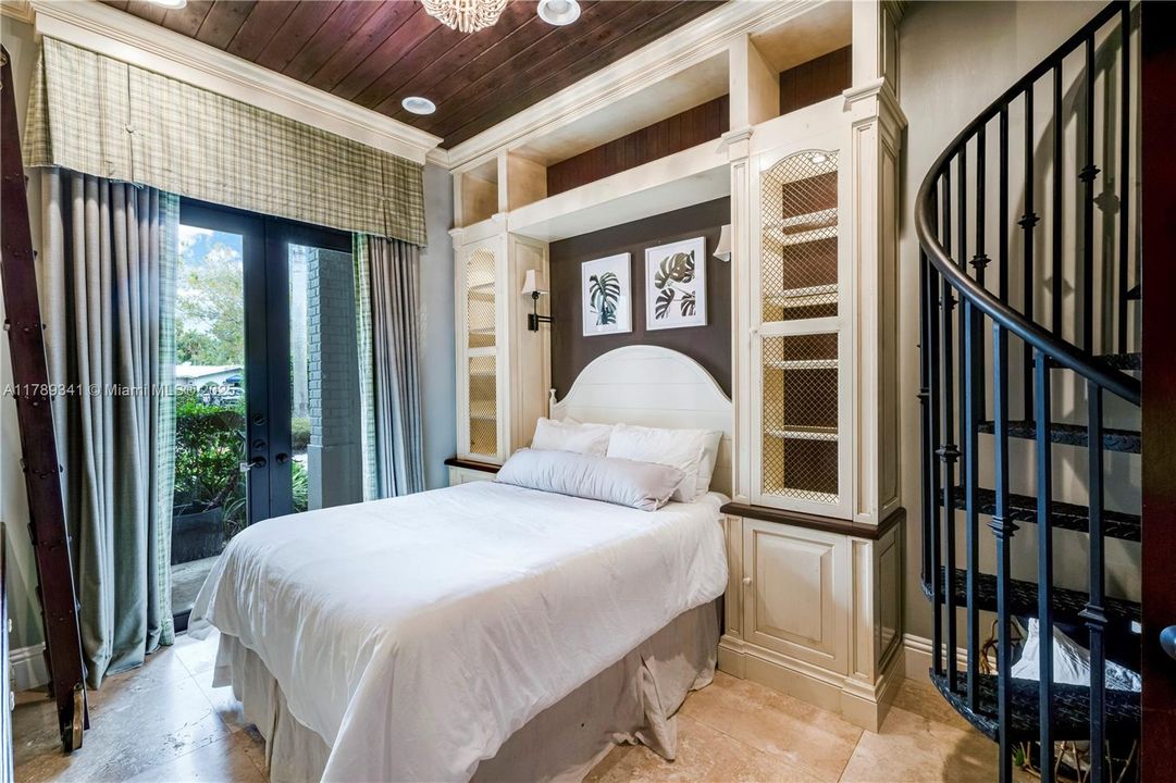 Recently Sold: $3,000,000 (6 beds, 4 baths, 4170 Square Feet)