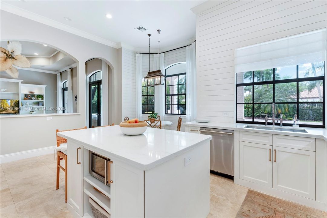 Recently Sold: $3,000,000 (6 beds, 4 baths, 4170 Square Feet)