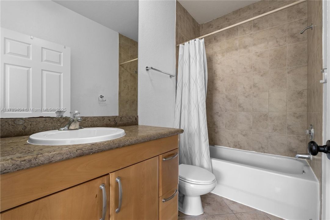 Vendido Recientemente: $410,000 (2 camas, 2 baños, 1150 Pies cuadrados)