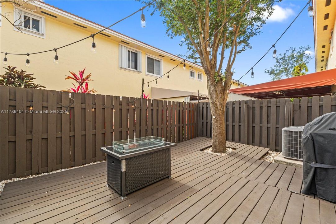 Vendido Recientemente: $410,000 (2 camas, 2 baños, 1150 Pies cuadrados)