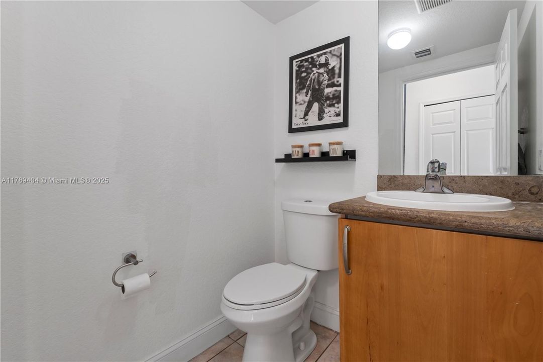 Vendido Recientemente: $410,000 (2 camas, 2 baños, 1150 Pies cuadrados)