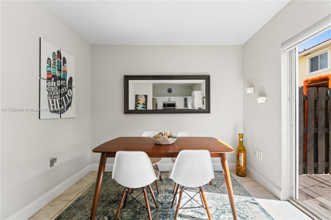 Vendido Recientemente: $410,000 (2 camas, 2 baños, 1150 Pies cuadrados)